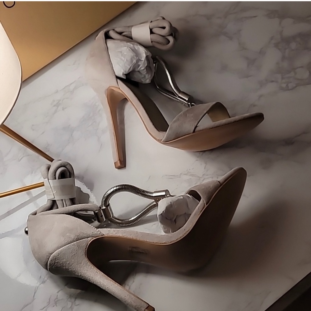 The Mode Collective Mink Sandal in Oyster Suede Size 36 (6) - Picture 5 of 16
